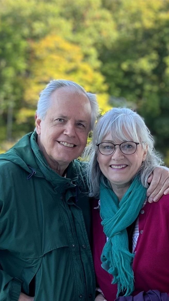 美国籍男子孟柏地与妻子孟云在台湾奉献服务近40年，双双通过卫福部马偕计画审查，获移民署颁发永久居留证。（移民署台中市第一服务站提供）