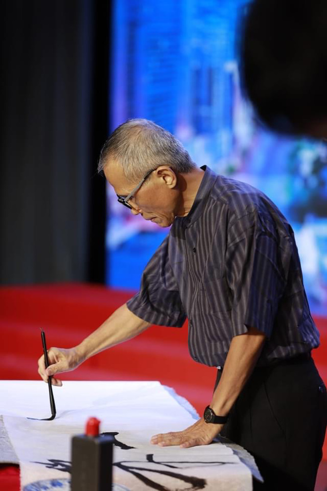 作者在台上揮毫。（作者提供）