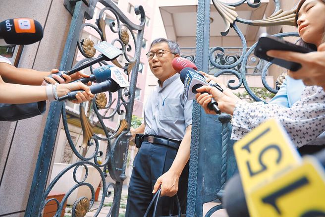 民眾党主席柯文哲23日清晨7点10分出门，媒体追问各项争议。（资料照，邓博仁摄）