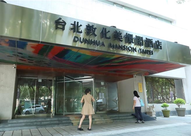 台北敦化美憬閣酒店日前無預警宣布歇業，飯店25日一早將飯店內的大小器物出清。（粘耿豪攝）