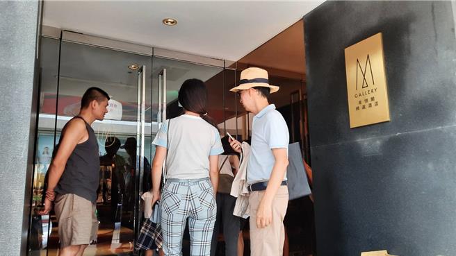 台北敦化美憬閣酒店25日一早將飯店內的大小器物出清，向隅民眾只能在飯店外大呼可惜。（粘耿豪攝）