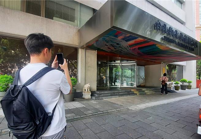 日前無預警宣布歇業的台北敦化美憬閣酒店，有路過民眾駐足拍紀念照。（粘耿豪攝）