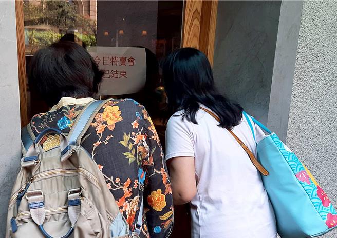 台北敦化美憬閣酒店25日一早將飯店內的大小器物出清，向隅民眾只能在門外窺探飯店內部。（粘耿豪攝）