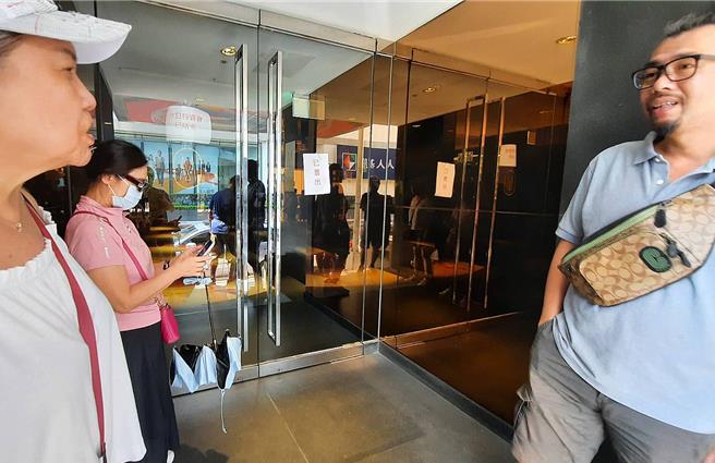 台北敦化美憬閣酒店25日一早將飯店內的大小器物出清，令向隅民眾感到錯愕。（粘耿豪攝）