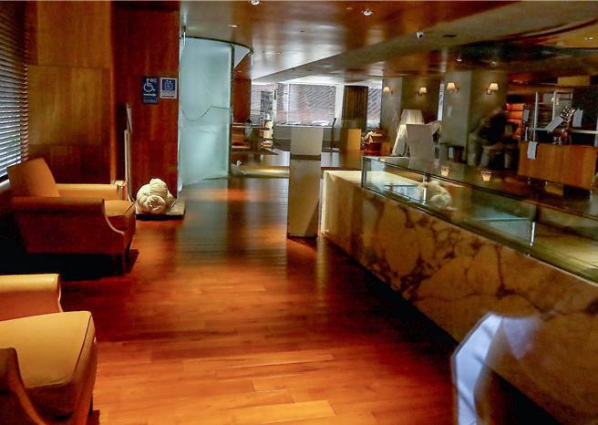 日前無預警宣布歇業的台北敦化美憬閣酒店，店內呈現半空蕩狀態。（粘耿豪攝）