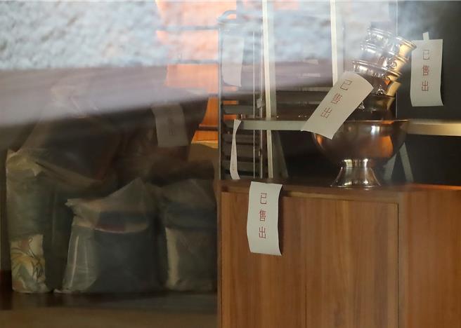 台北敦化美憬閣酒店25日一早將飯店內的大小器物出清，店方將售出物品貼上標籤。（粘耿豪攝）