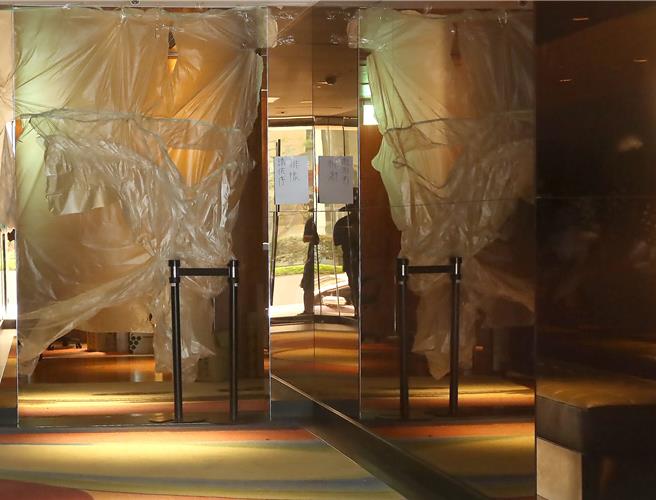 日前無預警宣布歇業的台北敦化美憬閣酒店，店內設施已打包待重新整理。（粘耿豪攝）