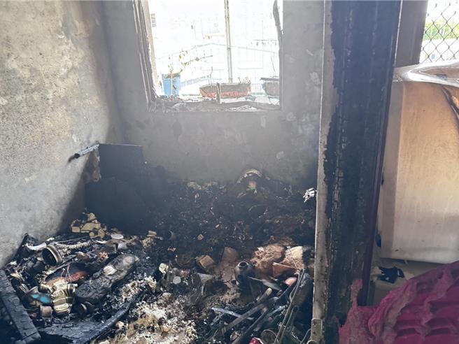 起火位置在3樓後方佛堂旁，現場堆放大量回收雜物。（讀者提供／張毓翎台南傳真）