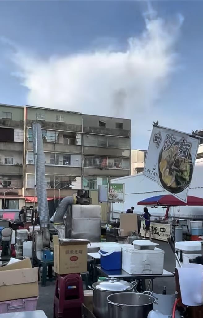 台南市新營區新進路夜市附近一棟4樓頂樓加蓋的住宅公寓，今（25）日下午驚傳火警，大量黑煙從3樓竄出。（翻攝自「我是新營人」臉書／張毓翎台南傳真）