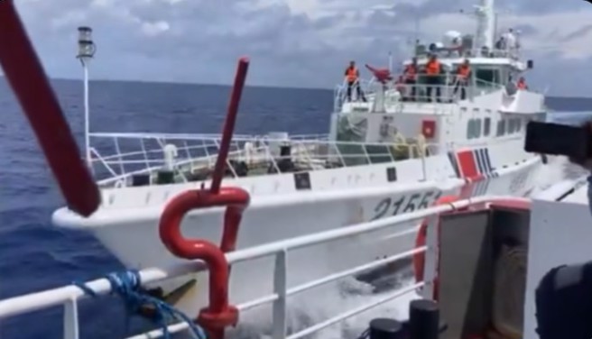  菲律賓發布中國海警21551號故意擦撞菲律賓公務船的過程。(圖/X)