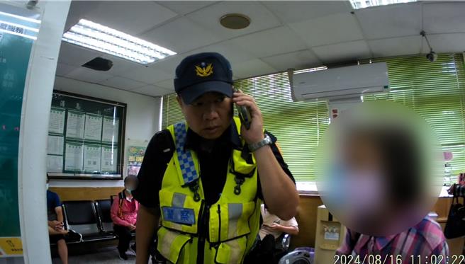 沈妇日前到邮局欲匯款新台币23万元称要「捐庙」，由于其匯款理由与金额不合常理，细心的行员通报警方到场协助。（中市警三分局提供／冯惠宜台中传真）