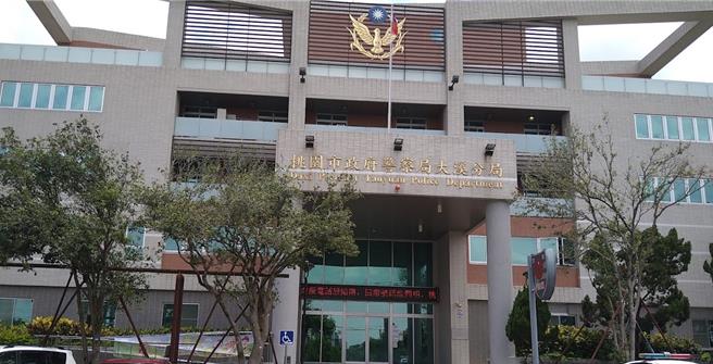 父子争吵跌落溪谷父亲溺水亡，涉及长期照护警方朝杀人罪侦办。(警方提供／吕筱蝉桃园传真)