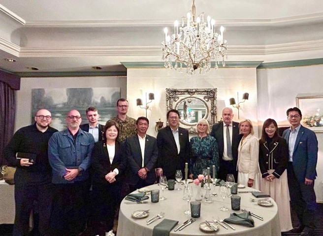 我立委團與拉脫維亞國會議員餐敘，邱志偉（右六）、友台小組Circene主席（右五）、Rotbergs副主席（右四）、Kalniņa副主席（右三）、郭昱晴（右二）、李憲章大使（右一）’許委員智傑（左六）、Liepiņš議員（左五）、賴惠員（左四）。（拉脫維亞代表處提供）
