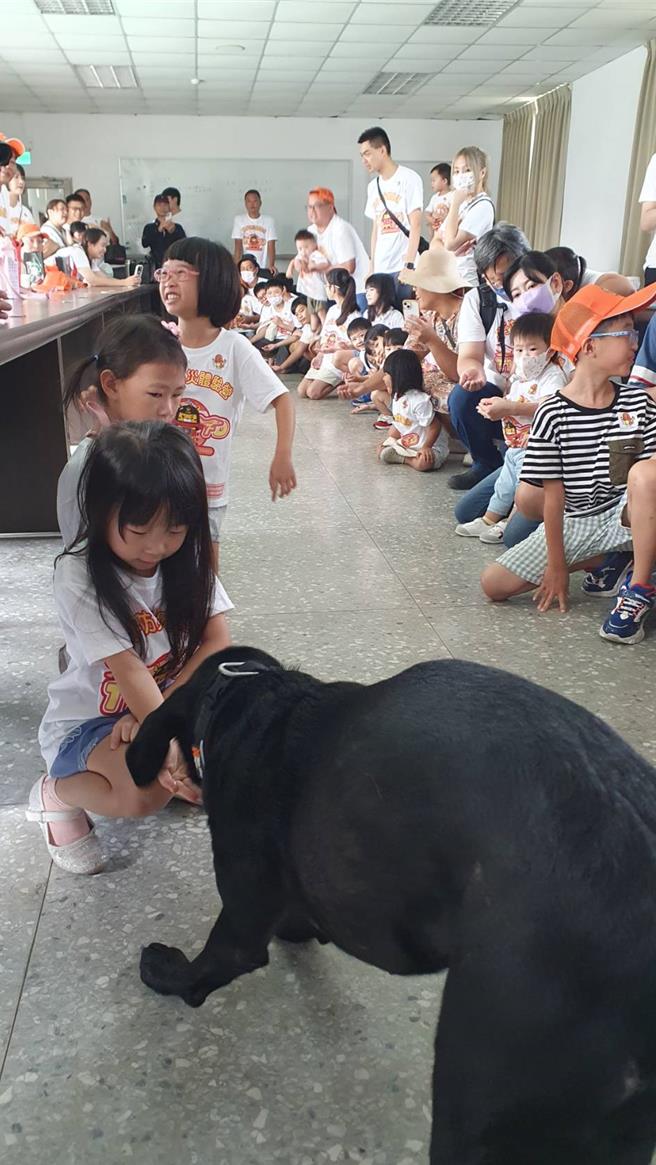 桃园市山脚消防分队今与直佑营造公司联合举办消防宣导夏令营活动，120位亲子共襄盛举，不但和搜救犬同乐、也体验消防负重亲子竞赛、横渡斜降、灭火器暨射水等。(蔡依珍摄)