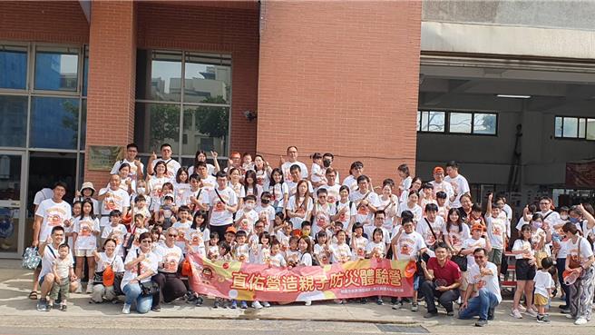 桃园市山脚消防分队今与直佑营造公司联合举办消防宣导夏令营活动，120位亲子共襄盛举，不但和搜救犬同乐、也体验消防负重亲子竞赛、横渡斜降、灭火器暨射水等。(蔡依珍摄)