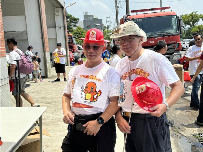 筹办消防亲子营多年的桃园市消防局技正李龙潭(右)也现身技术指导，和直佑营造公司董事长陈仲华(左)合影。(蔡依珍摄)