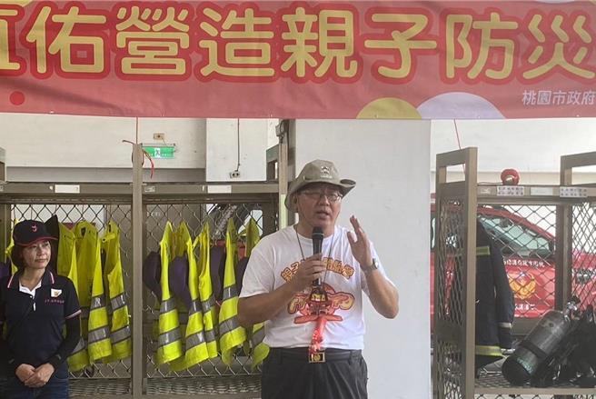 筹办消防亲子营多年的桃园市消防局技正李龙潭也现身技术指导。(蔡依珍摄)