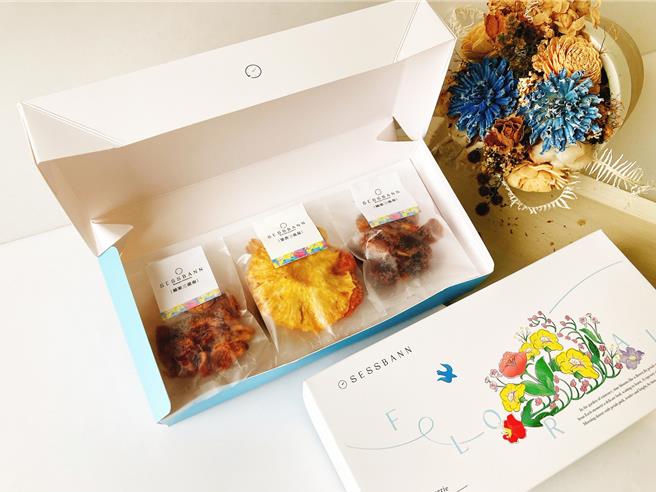  蜜果月映禮盒內含蘋果、鳳梨、芒果、芭樂等低溫烘乾無添加的水果乾。（食拾盼提供）