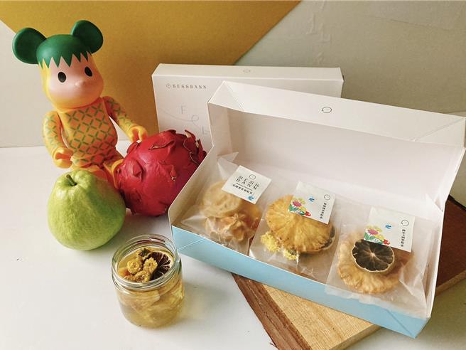 果沁秋月禮盒精選檸檬、火龍果、芭樂、鳳梨等適合冷泡的果乾水隨身包。（食拾盼提供）