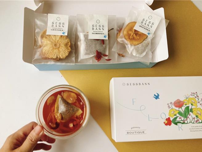 桂香果韻禮盒搭配國寶茶、花草茶組成複方果乾茶，以熱水沖泡，讓身心都滋潤。（食拾盼提供）