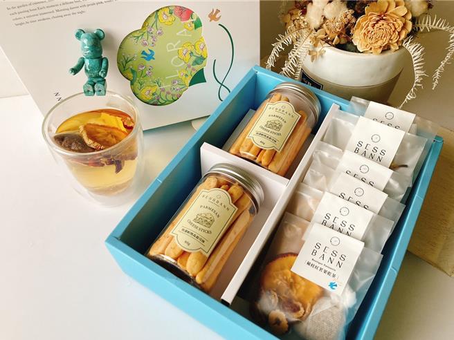 桂香福滿禮盒有三款不含咖啡因人氣果乾茶加上鹹香起司棒。（食拾盼提供）
