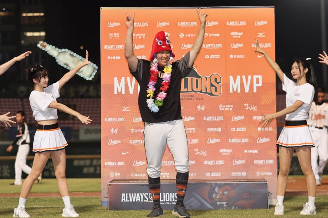 统一狮投手古林睿炀赛后戴上「拳击女王」陈念琴送他的帽子上台。（统一狮提供）