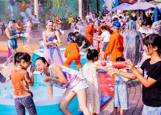 水戰遊行即將進入倒數，把握機會與舞者近距離同樂。（義大世界提供）