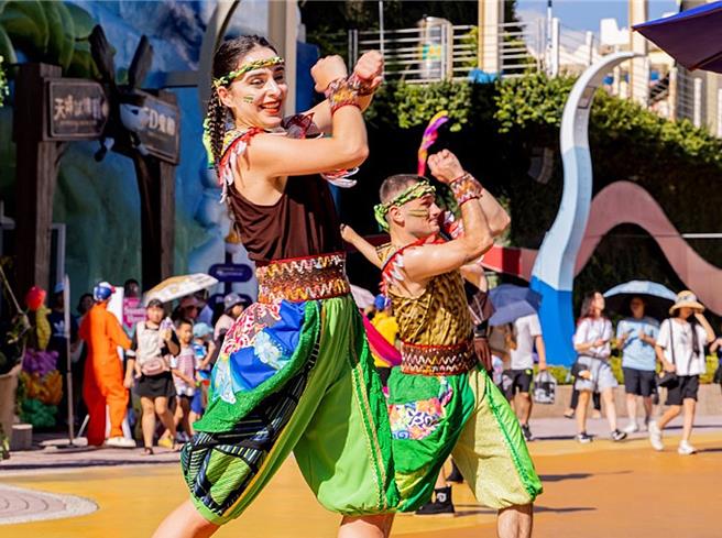 水戰遊行即將進入倒數，把握機會與舞者近距離同樂。（義大世界提供）