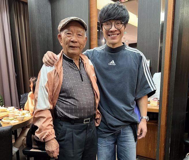 卢广仲分享，阿公曾在78岁那年邀请两个大龄好友单车环岛。（图／卢广仲FB）