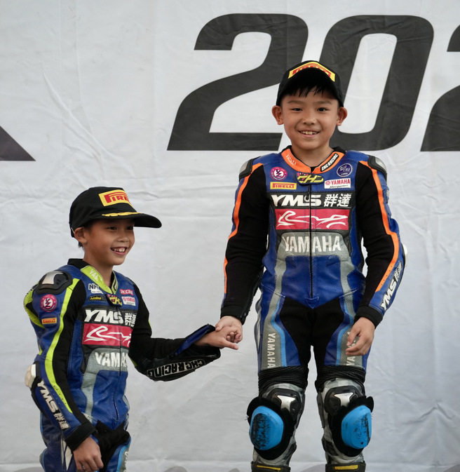 陳子龍(左)、詹恩睿手牽手上頒獎台。（TSR提供）