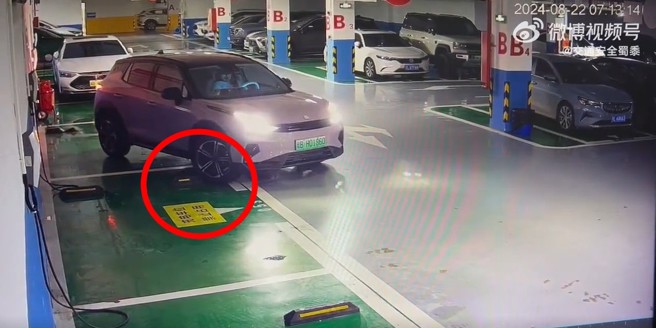 女子倒車要停進車位，輪胎卡到輪擋，油門一踩結果暴衝撞牆。（圖／翻攝微博）