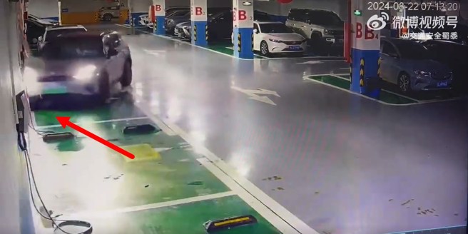 女子倒車要停進車位，輪胎卡到輪擋，油門一踩結果暴衝撞牆。（圖／翻攝微博）