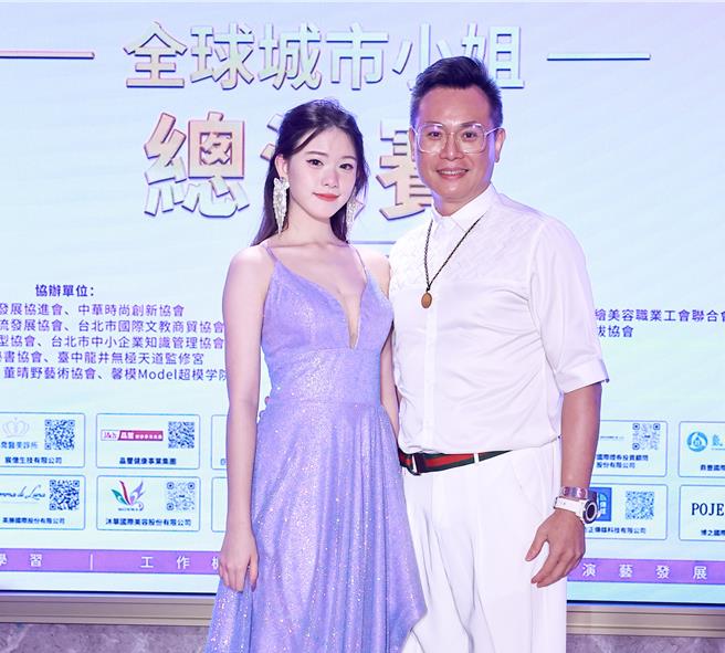 1陳映彤（霆妹）參加全球城市小姐選拔獲得第6名，爸爸陳霆在後台安慰她。（羅永銘攝）