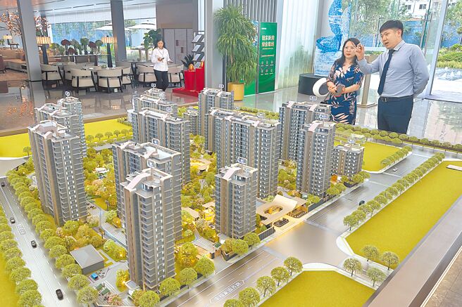大陸隨著經濟放緩、房地產市場低迷影響稅收，導致地方政府財政面臨較大壓力。圖為民眾在北京一售樓處瞭解訊息。（中新社）
