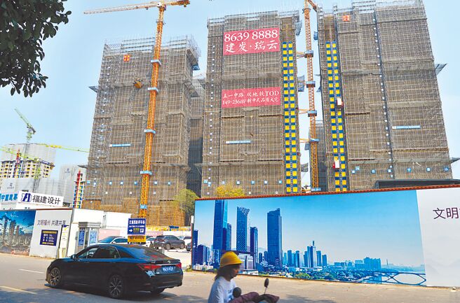 大陆住房和城乡建设部副部长董建国23日强调，要把保障购房人合法权益放在首位，「老百姓交了钱，就应该拿到房」。图为福建省福州市一处建案。（中新社）