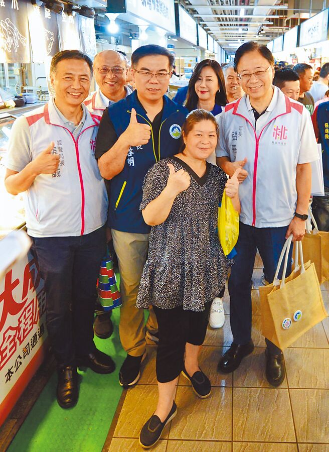 桃园市长张善政（右一）、环境部长彭启明（中）24日到新永和市场，宣导塑胶袋减量与菸蒂不落地政策。（赖佑维摄）（吸菸有害健康）