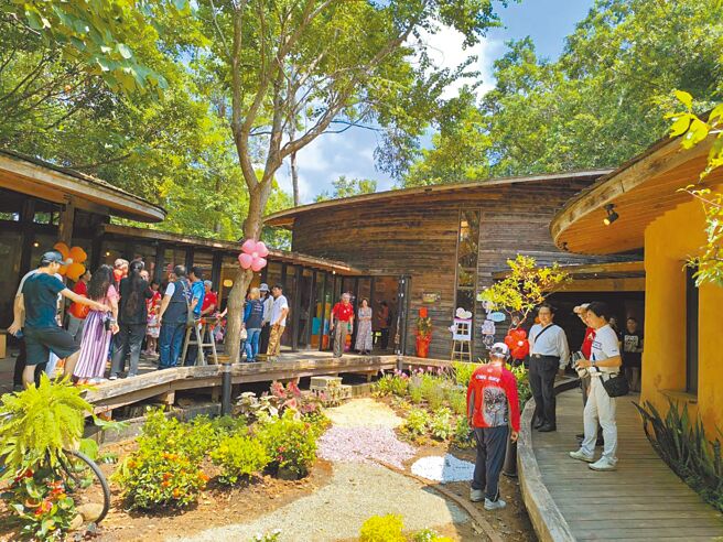 为有效活化利用空间及提升观光价值，市府建设局推动场馆优化，将后里森林公园「四口之家」委外营运，24日展现新风貌并开始试营运，未来结合食农教育、文创贩售，盼推动「四口之家」永续经营。	（李京升摄）