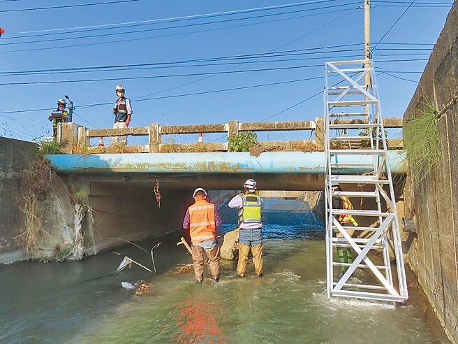 云林县老旧桥梁多，县府每2年检测一次，并积极维护修缮，今年获公路局金路奖高度肯定，勇夺非直辖市桥梁维护类第一名。（云林县府提供／周丽兰云林传真）