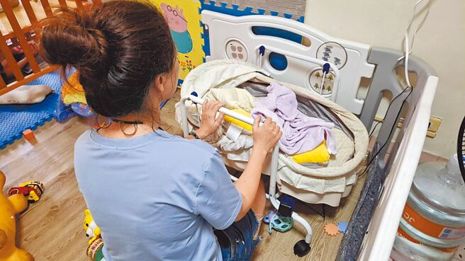 葉姓保母24日出面還原男嬰當時在搖籃中突然哭鬧的過程。（程炳璋攝）