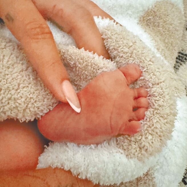 小賈斯汀開心曬出兒子的腳丫照。（摘自IG）