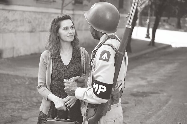 宝拉寇提莉丝在片中演出母亲的角色，故事时间轴则建立在二战之后。（海鹏提供）