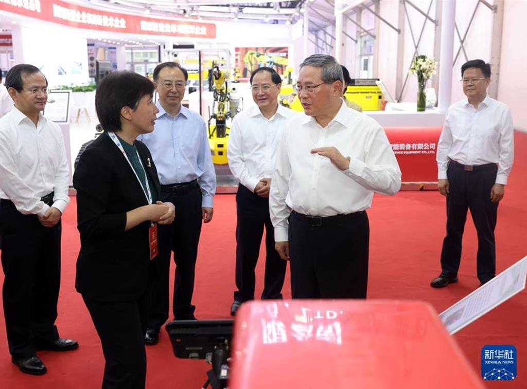 李強參觀機器人博覽會：把握機器人發展趨勢和重大機遇 - 兩岸