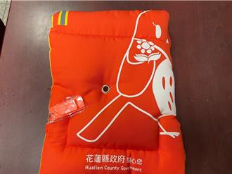 花蓮國小新生入學禮送「防災頭套」加強校園防災意識