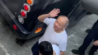 陸男駕快艇偷渡案！共軍前少校首開庭 面露微笑「感謝關注」