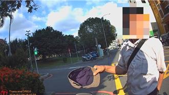 未戴安全帐遭盘查 男骑士称「屎在滚」！结局超反转