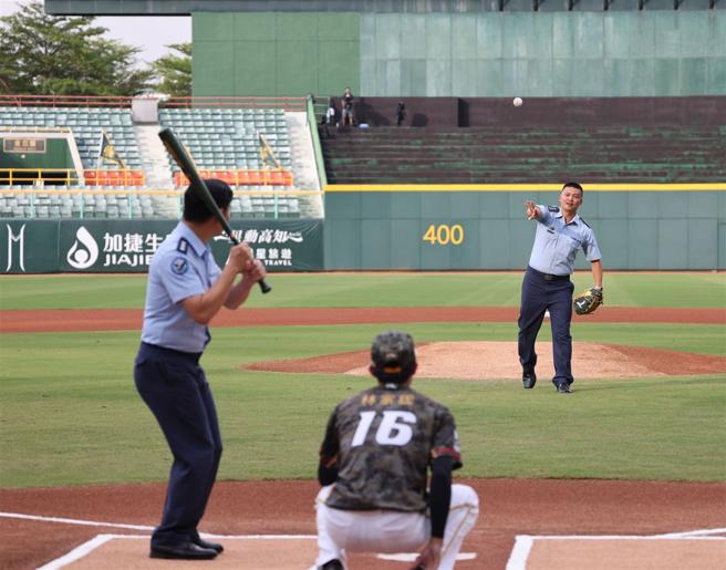 空軍第6基地勤務大隊大隊長尹上校、副大隊長李上校擔任開球嘉賓。（記者黃迪明攝）