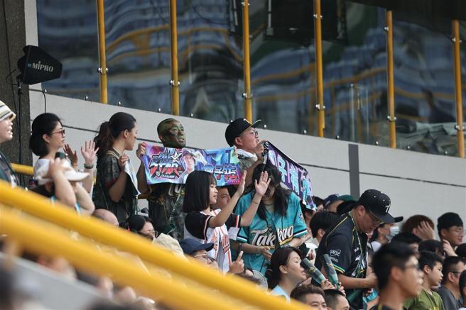 國防部與中華職棒大聯盟合辦「全力出擊」職棒主題賽邀官兵及眷屬進場看球。（記者黃迪明攝）