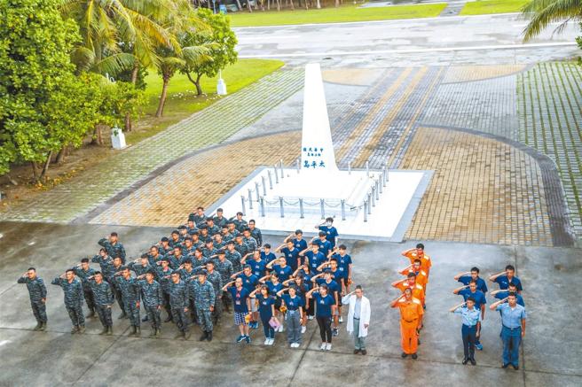 「113年全民國防教育南沙研習營」日前圓滿落幕，各梯次師生隨艦學習海軍專業課程，並實地登島見證太平島永續經營成果。期間，師生與島上官兵一同參加升旗典禮，伴隨國旗緩緩升起，見證我國在1600公里外的主權延伸。（記者林睿奕攝）