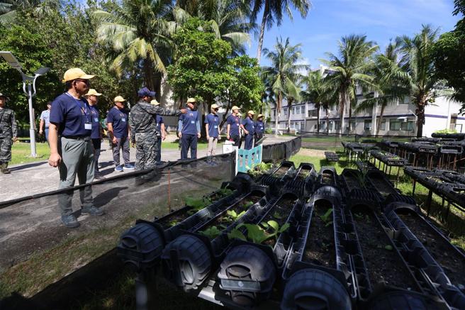 參訪海巡官兵利用廢棄彈藥箱所種植的蔬菜。（記者劉宸瑋攝）