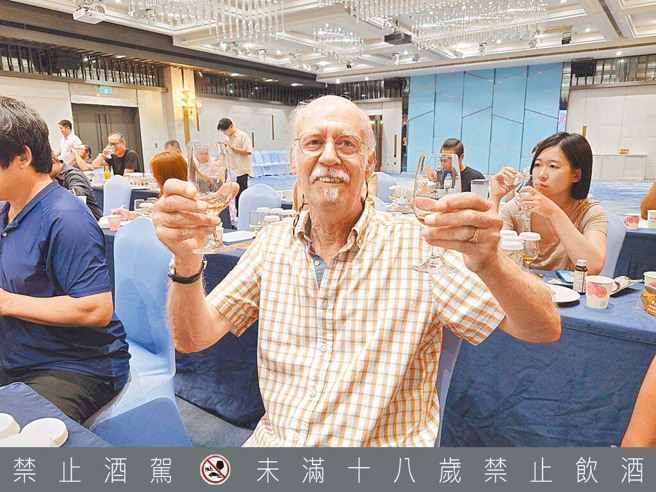 來自荷蘭的外籍男子熱愛喝威士忌，25日在友人推薦下參加「金威獎」素人盲飲活動高雄場。（任義宇攝）飲酒過量有礙健康